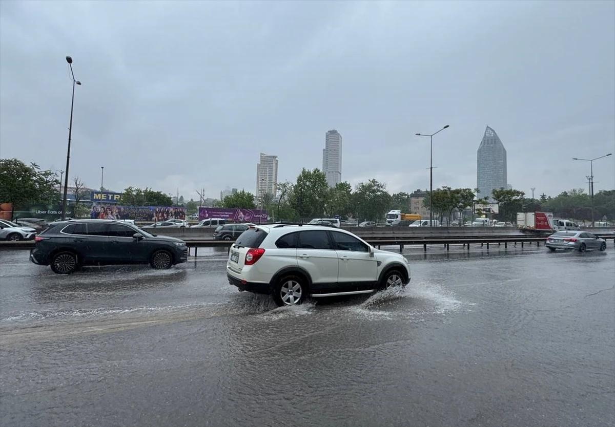 İstanbul'da sağanak ve mesai saati yoğunluğu! Hangi ilçelerde trafik durma noktasına geldi?