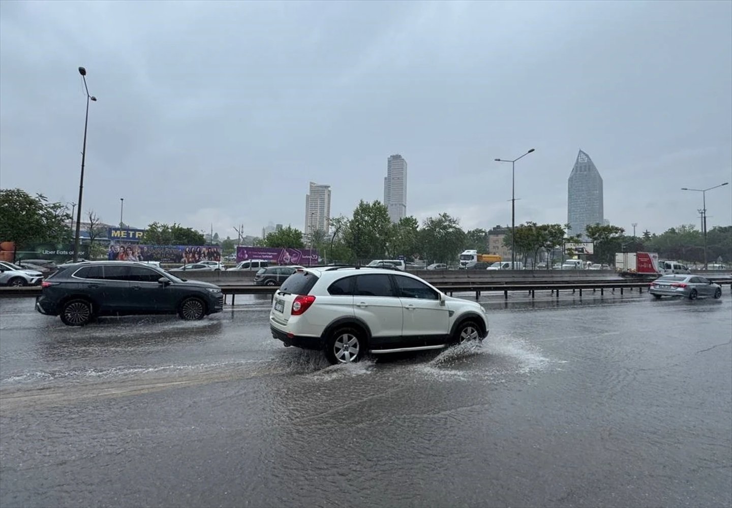 İstanbul'da sağanak ve mesai saati yoğunluğu! Hangi ilçelerde trafik durma noktasına geldi?