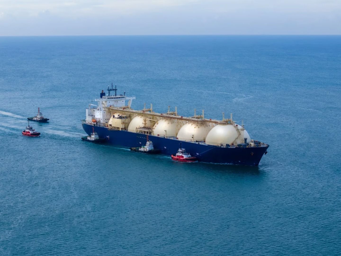 Savaş küresel doğal gaz ticaretini gölgelere itiyor: LNG gemileri Hürmüz'den gizlice geçiyor