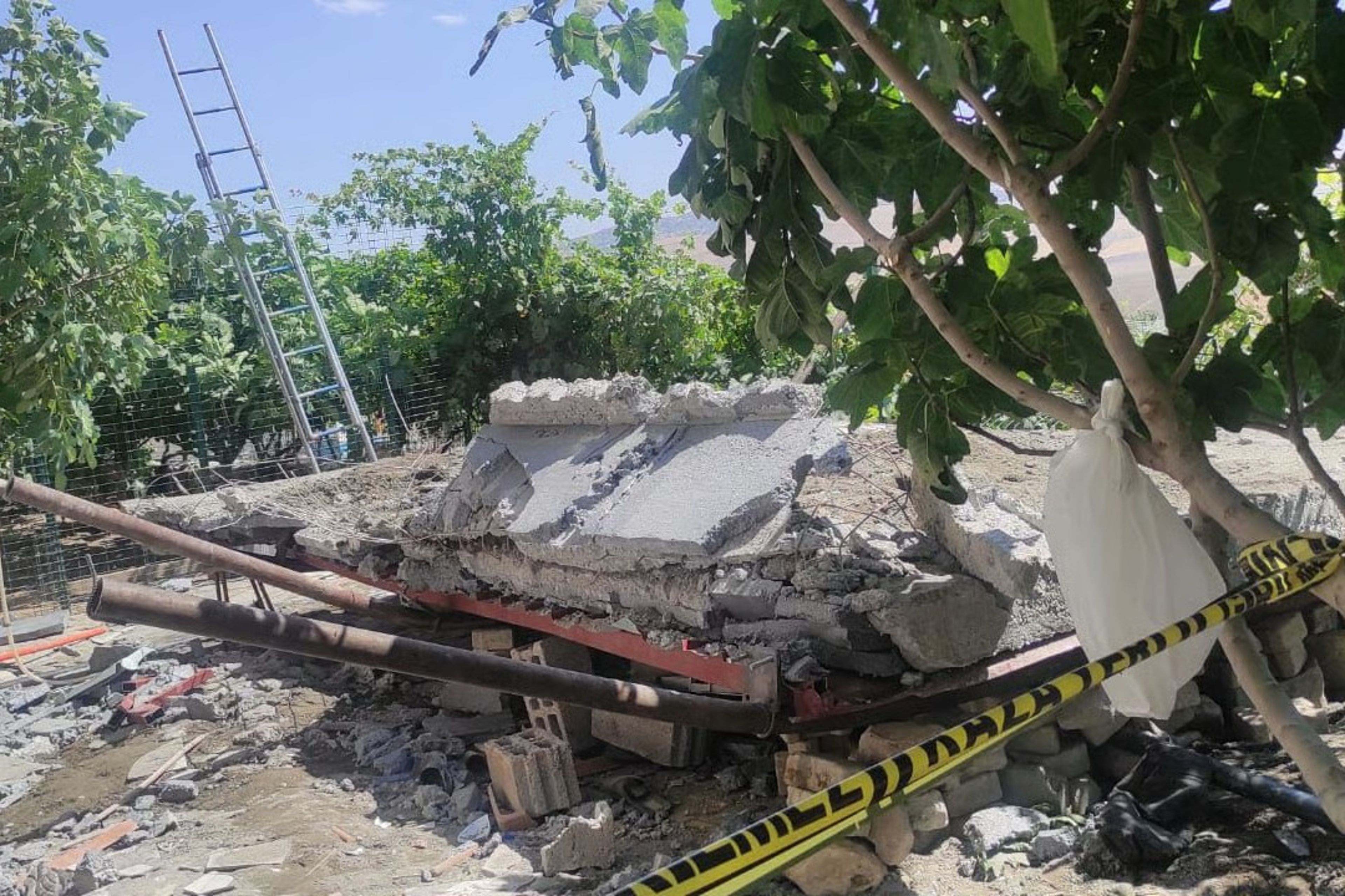 Altında yemek yedikleri balkon çöktü, 3 kişi hayatını kaybetti