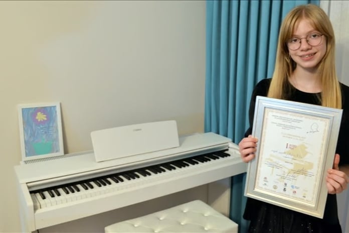"Mutlak kulak" Aylin, uluslararası piyano yarışmasından birincilikle döndü