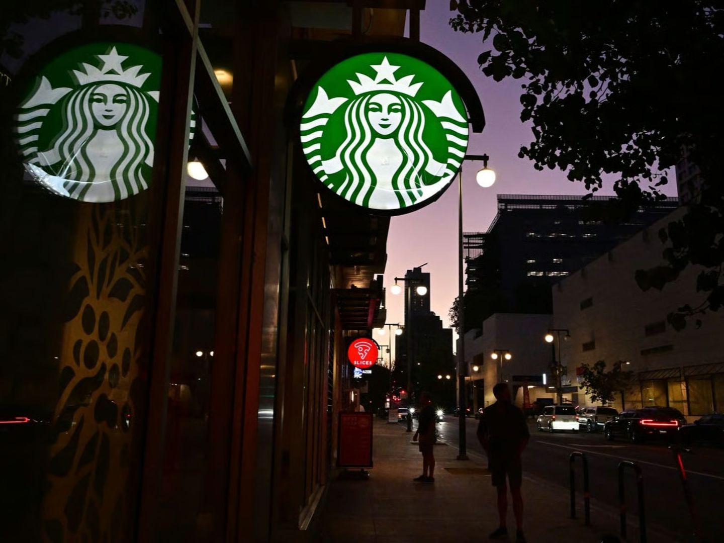 İsrial'e destek Starbucks Malezya şubelerine pahalıya patladı