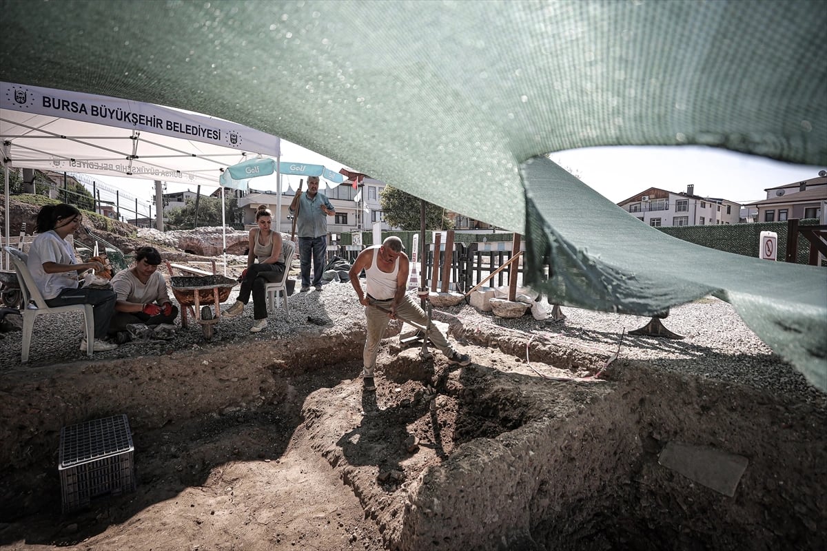Roma Tiyatrosu'nda bulunan insan iskeletlerinde dikkat çeken bulgu