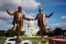 Tartışmalı Trump-Epstein heykeli yeniden Washington'da