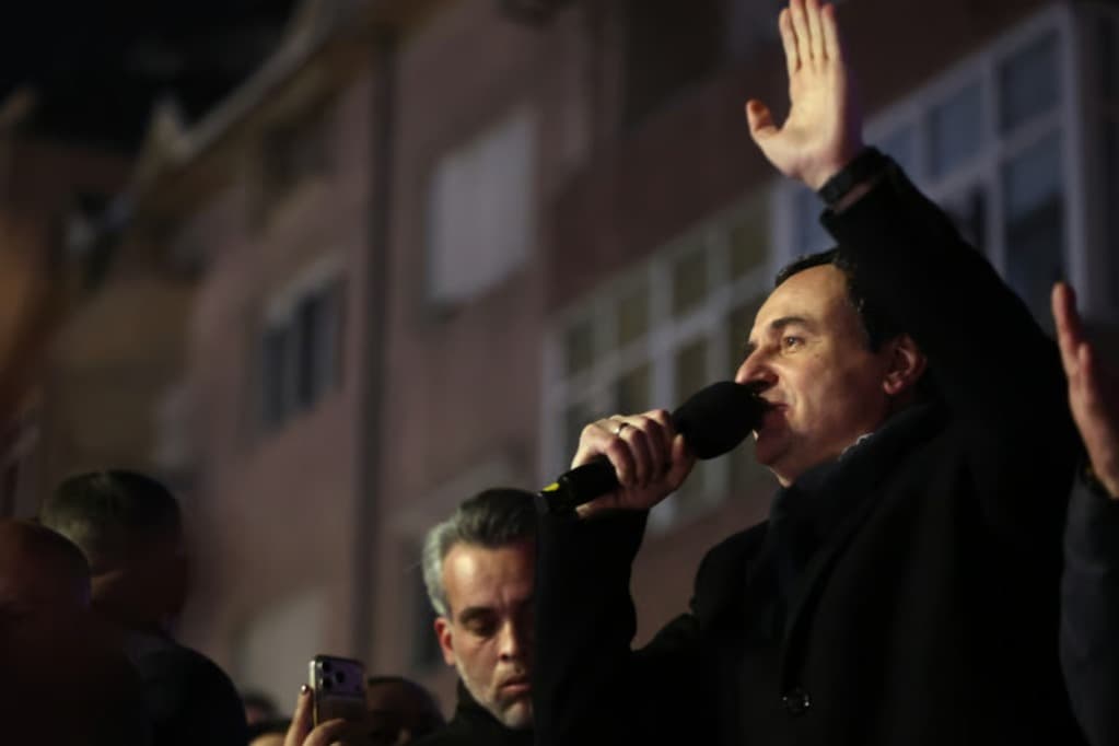Kosova'daki erken seçimlerde Albin Kurti zafer kazandı
