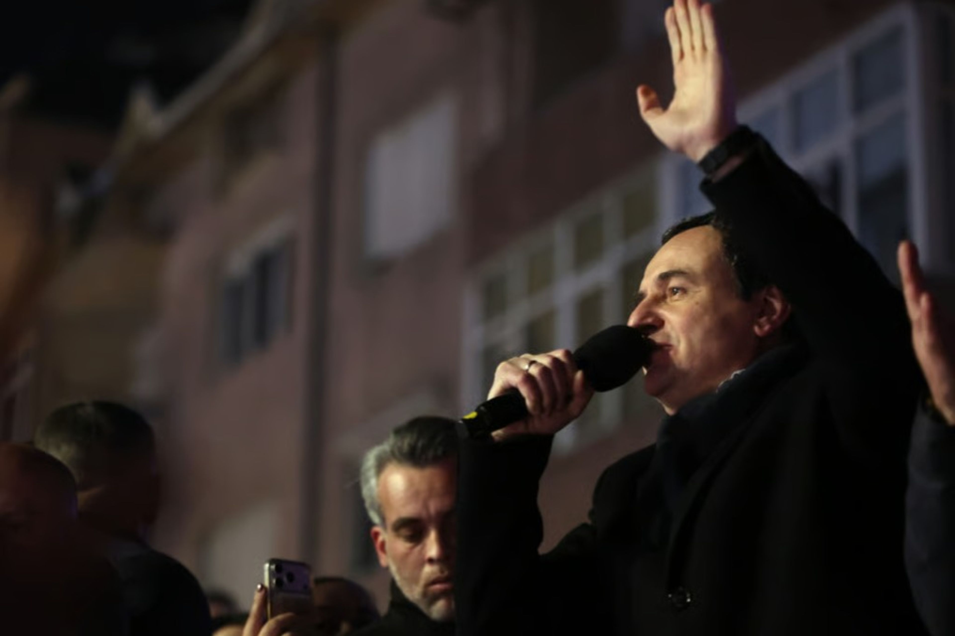Kosova'daki erken seçimlerde Albin Kurti zafer kazandı