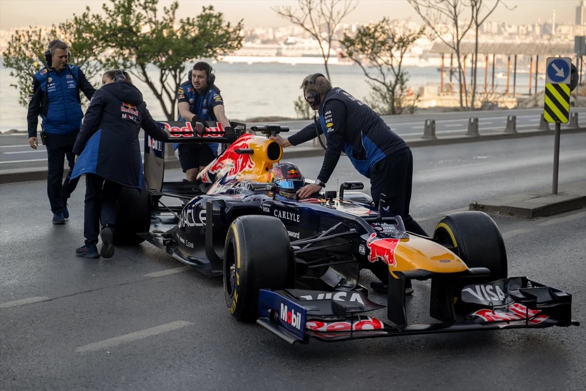 Formula 1 rüzgarı İstanbul’da esiyor: F1 aracı Salacak sahilini renklendirdi