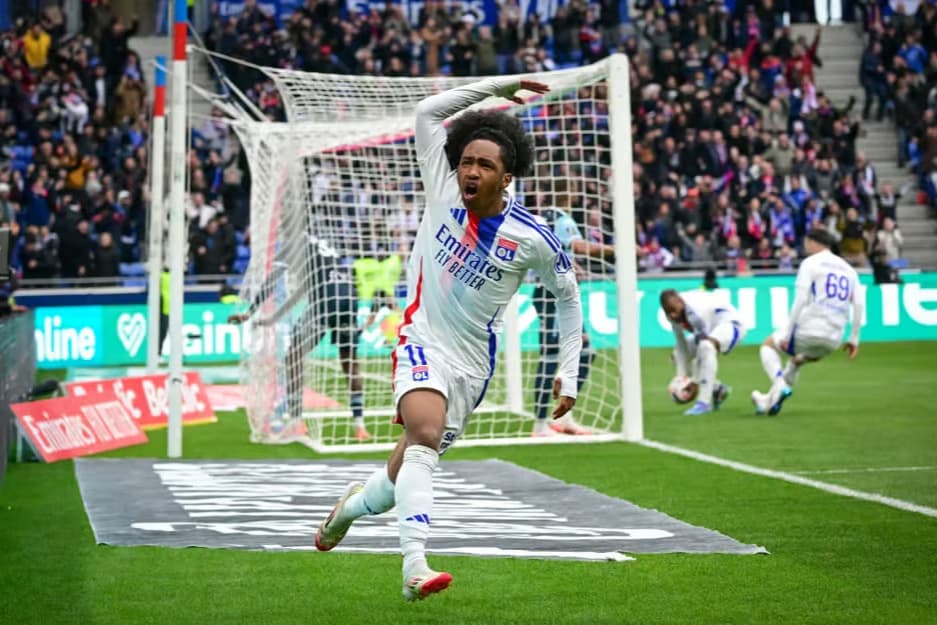 Galatasaray kanat transferi  için Lyon'a yöneldi