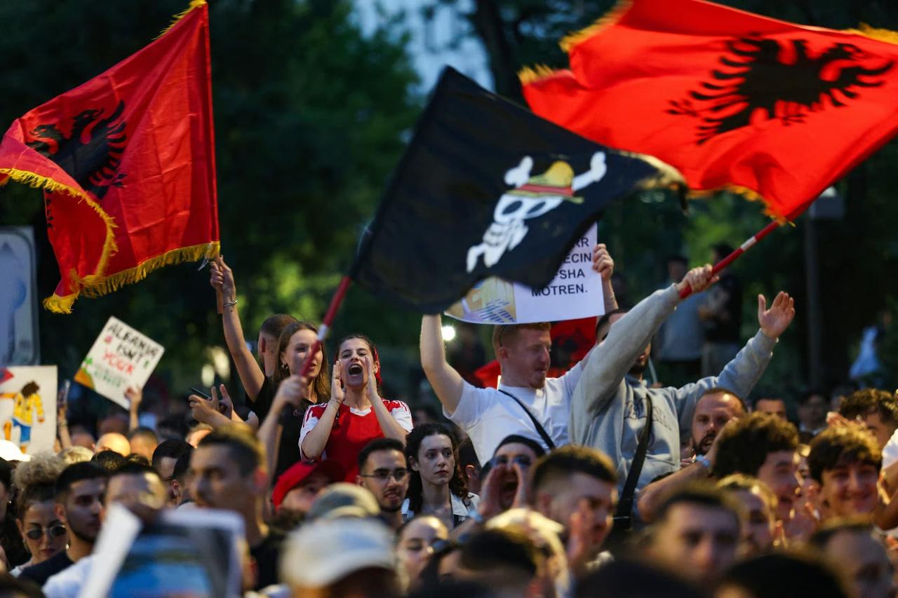 AB'den Arnavutluk'a sert uyarı
