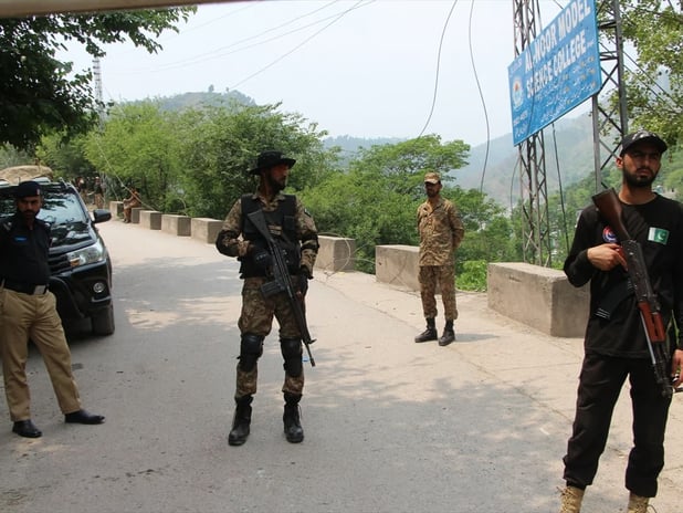 Pakistan'da hükümet orduya savaş yetkisi verdi