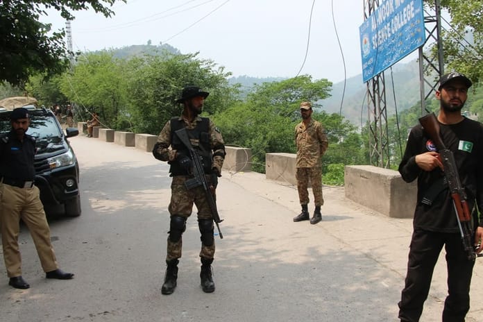 Pakistan'da hükümet orduya savaş yetkisi verdi