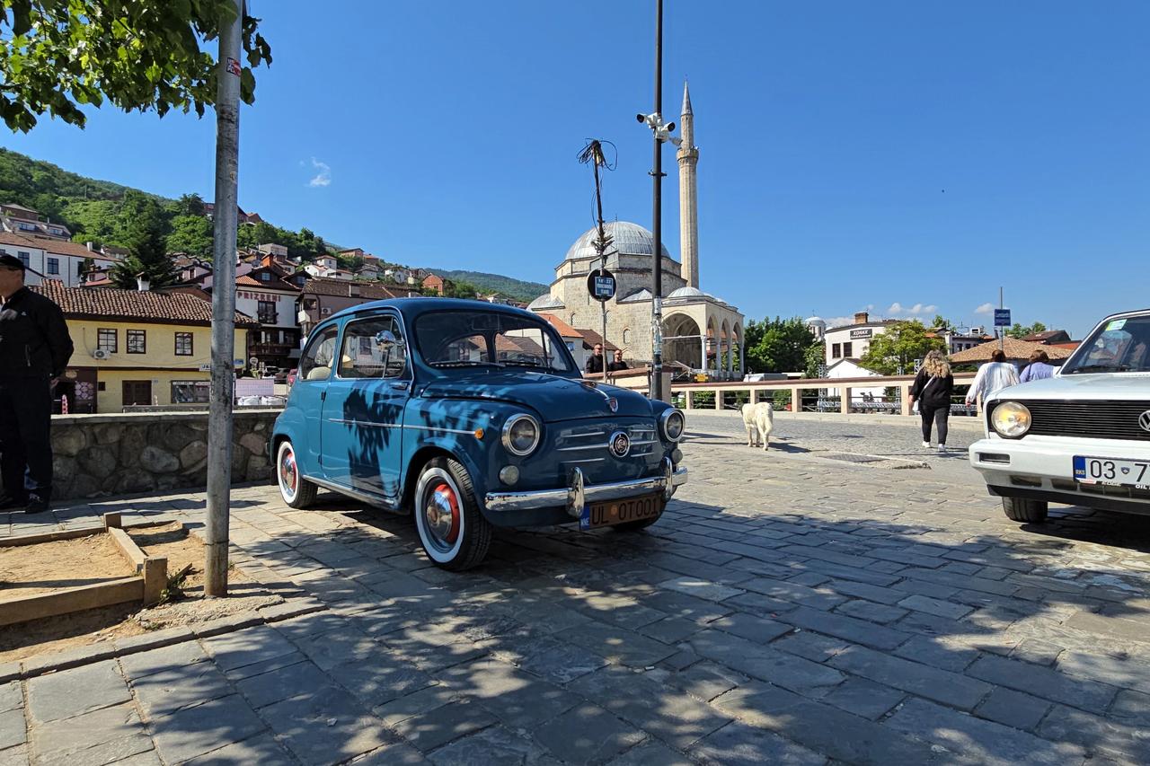 Kosova'da klasik otomobil festivali