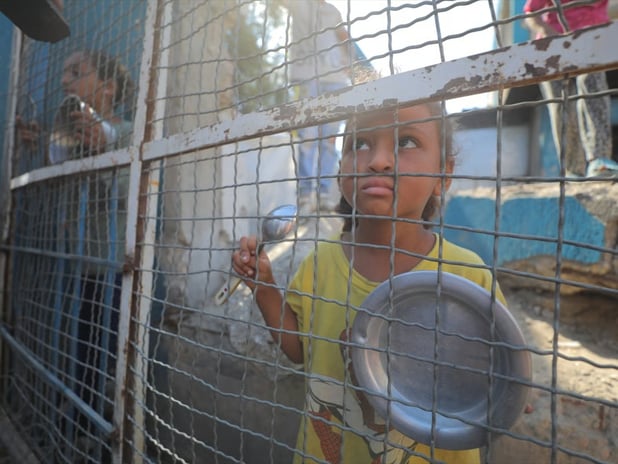 Gazzeli Baba: Bir kutu mama bile gönderemeyen dünya bebekleri ölüme terk ediyor
