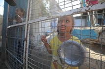 Gazzeli Baba: Bir kutu mama bile gönderemeyen dünya bebekleri ölüme terk ediyor