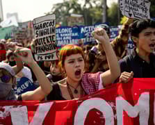 Filipinler'de binlerce kişi sokağa çıktı: "Selden değil yolsuzluktan öldüler"