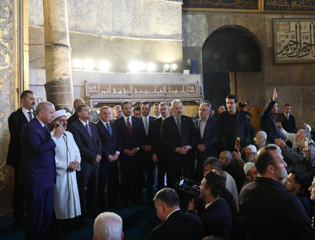 Cumhurbaşkanı Erdoğan'dan Ayasofya çıkışında fetih mesajı: Akşam İstanbul bir başka güzel olacak
