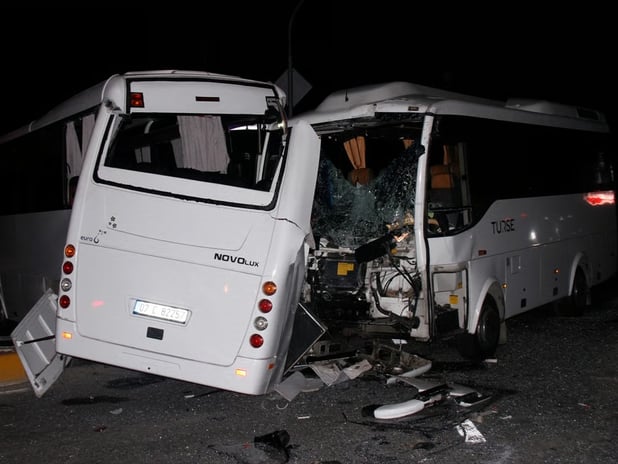 Antalya'da zincirleme midibüs kazası 6 yaralı