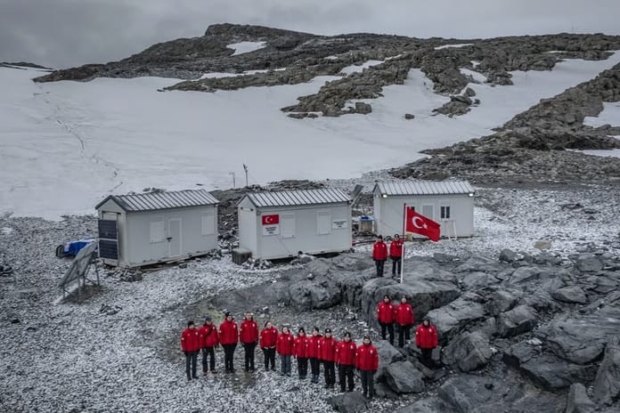 Türk bilim insanları "Beyaz Kıta"da 10. yıl gururunu yaşıyor