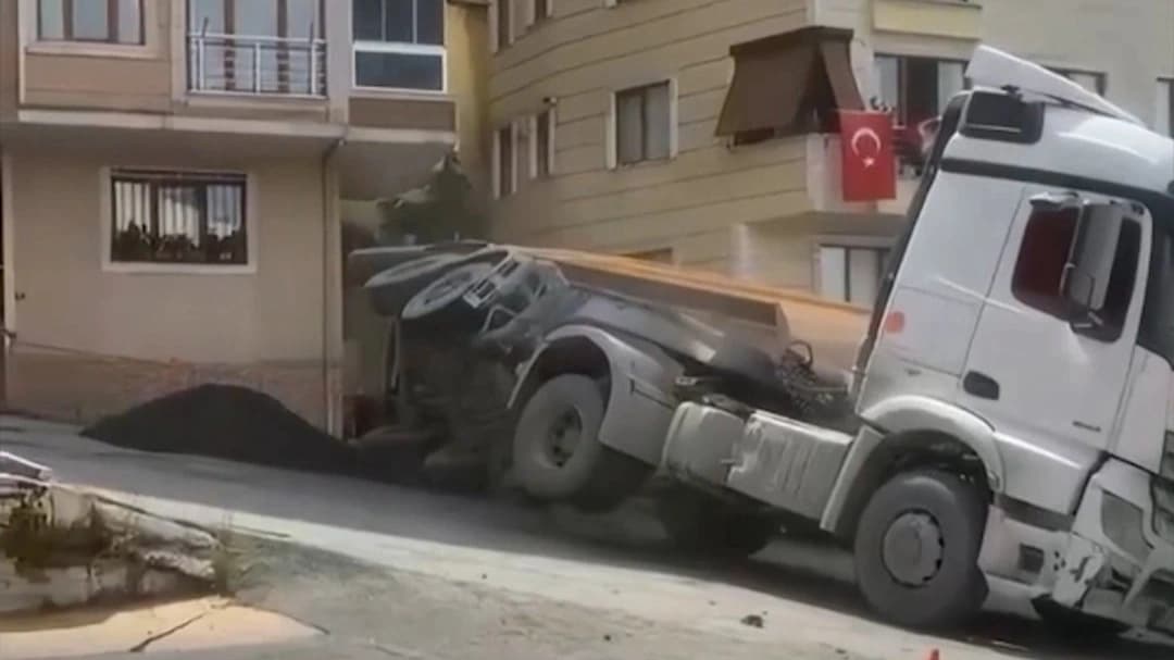 Hafriyat kamyonunun damperi aracın üzerine devrildi