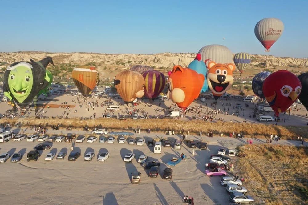 Kapadokya semalarında figürlü balon şöleni