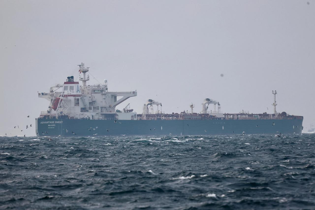 6 milyon litre kaçak yakıt iddiası: İran Hürmüz Boğazı’nda tankere el koydu