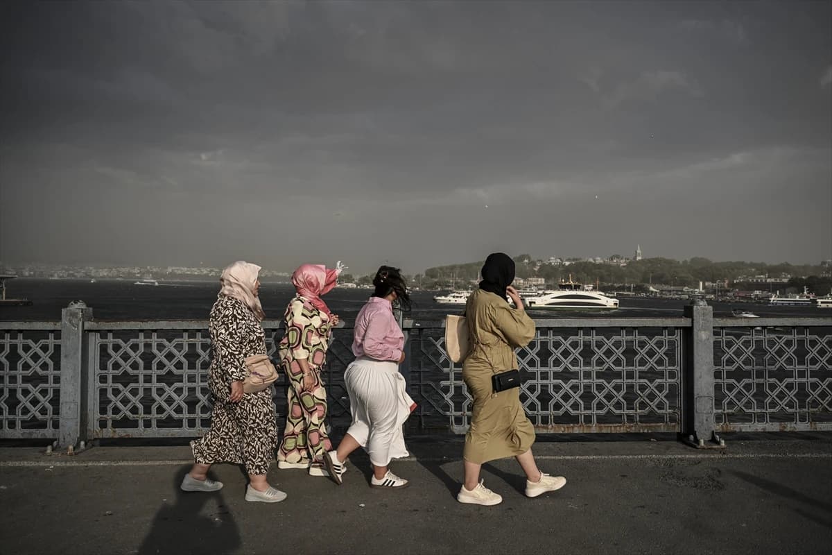 İstanbul'da etkili olan kuvvetli fırtına hayatı olumsuz etkiledi