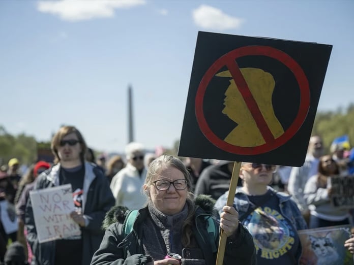 Milyonlar Trump'a "Kral değilsin"dedi