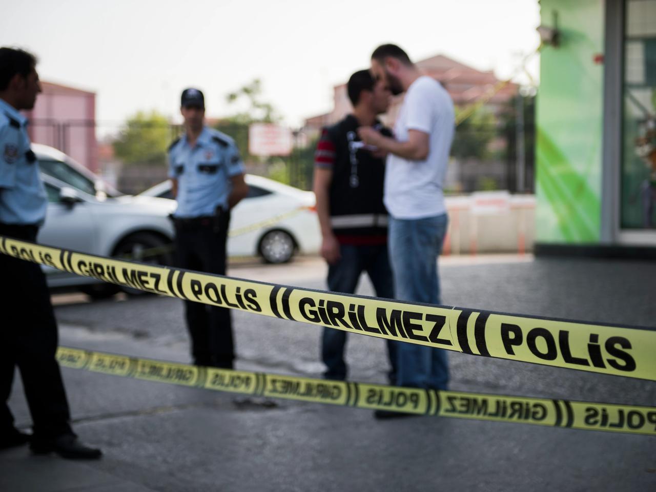 Yüksek sesle müzik dinleyen grup polise saldırdı