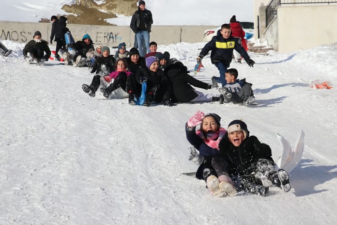 Doğu Anadolu'da kar esareti: Bazı illerde eğitime ara verildi 