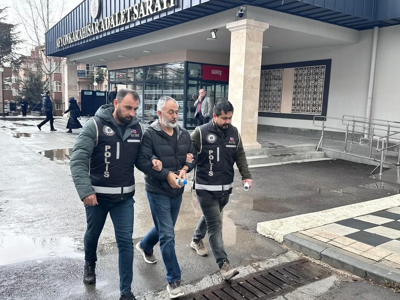Usulsüz tapu sorgulayan müdür tutuklandı