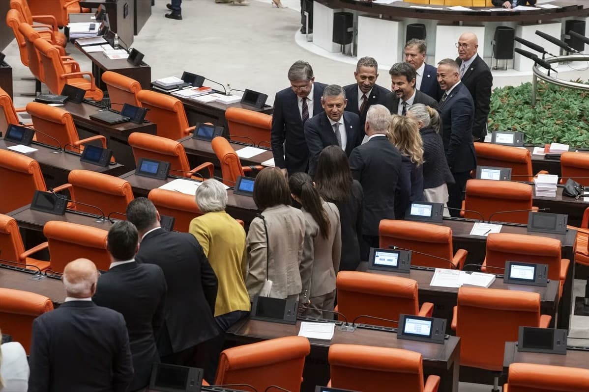Terörsüz Türkiye süreci ve Yeni Parti: Bir ayağı içeride bir ayağı dışarıda