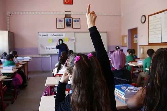 Okullarda ikinci dönem yarın bayrak sevgisi temasıyla başlıyor
