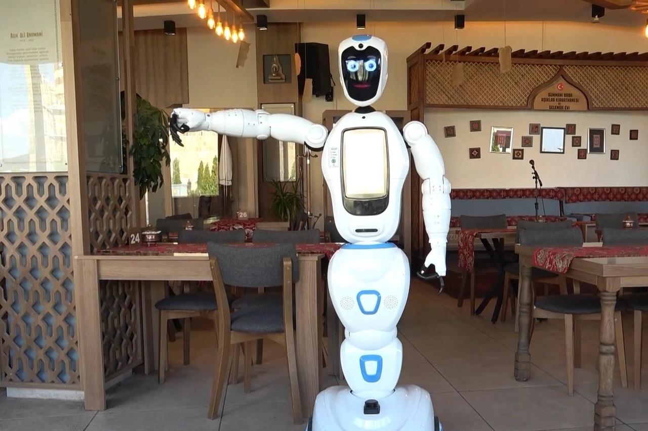 İnsansı robot ‘Şukufe' vatandaşın ilgi odağı oldu