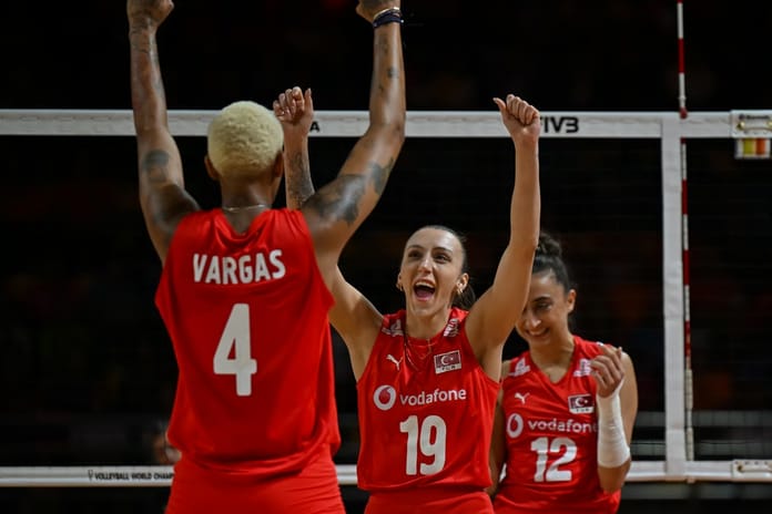 A Milli Kadın Voleybol Takımı, tarihinde ilk kez Dünya Şampiyonası gruplarından yenilgisiz ve lider olarak çıkmayı başardı