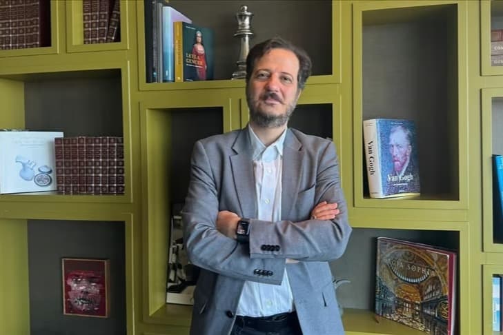 Türk sanatçı yeni albümünde geliştirdiği enstrümanı kullandı