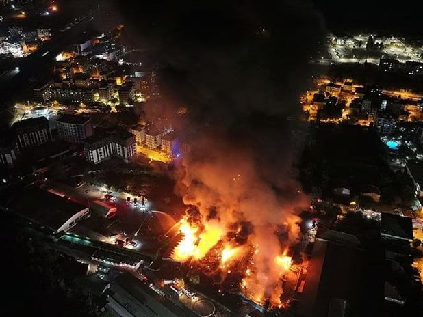 Çekmeköy'de sünger fabrikasında yangın çıktı