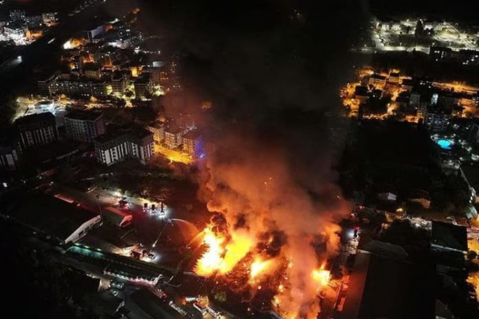 Çekmeköy'de sünger fabrikasında yangın çıktı