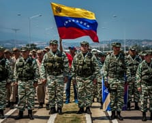 Venezuela Kolombiya sınırına 15 bin asker konuşlandırıyor