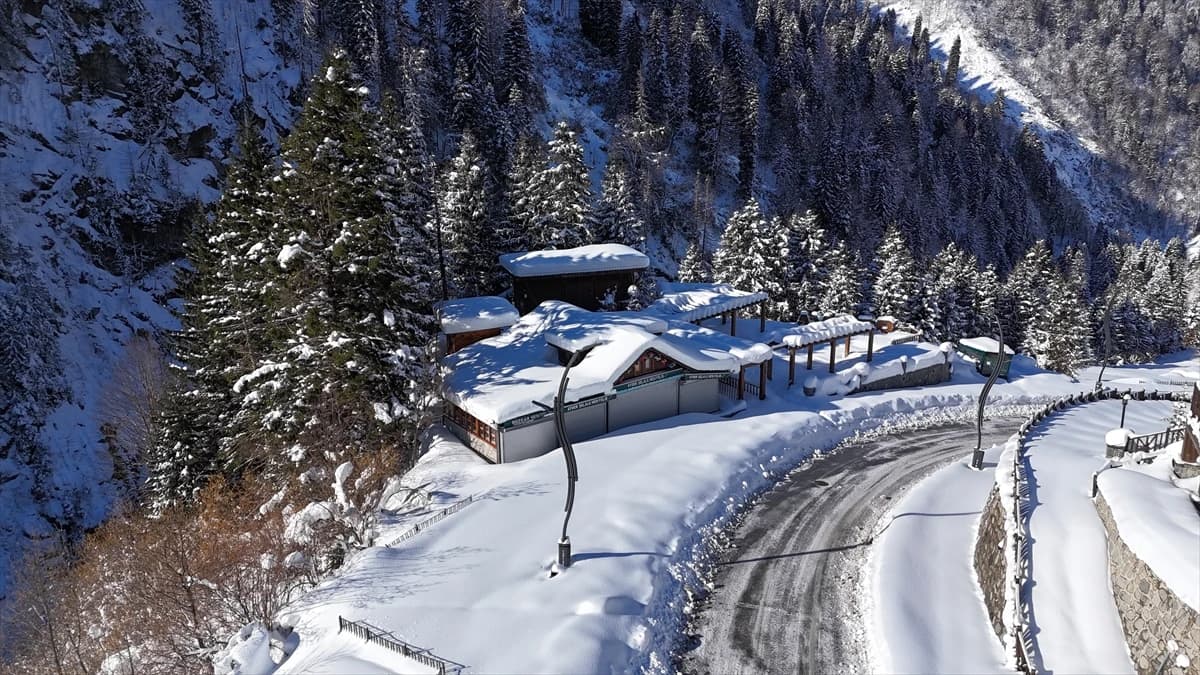 Ayder Yaylası beyaz gelinliğini giydi: Kar kalınlığı 60 santimetreye ulaştı