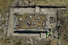 Blaundos Antik Kenti'nde podyum üstüne inşa edilmiş yeni bir tapınak keşfedildi