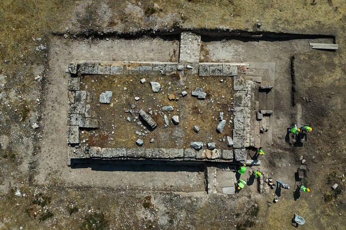 Blaundos Antik Kenti'nde podyum üstüne inşa edilmiş yeni bir tapınak keşfedildi