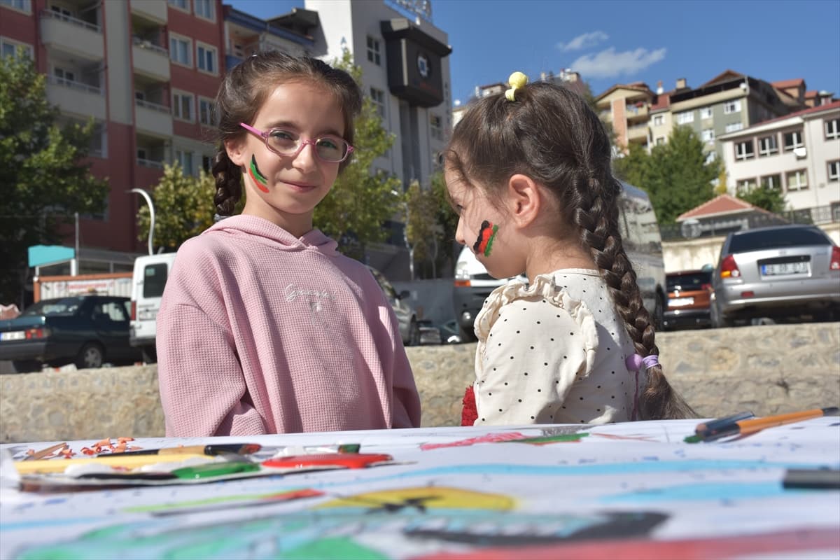 Gümüşhane'den Gazze'ye destek: "Filistinli çocuklar için çiz" etkinliği düzenlendi
