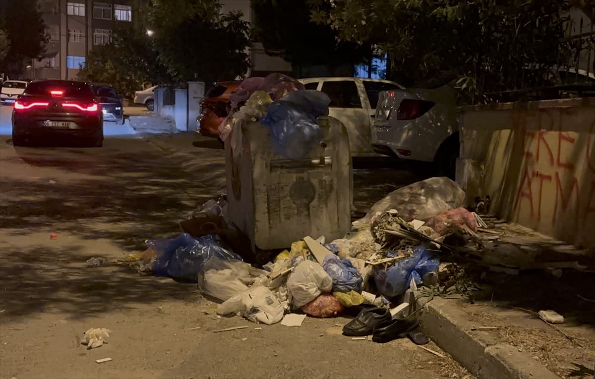 Kartal Belediyesi'nde temizlik işçileri maaşları ödenmediği için iş yavaşlattı