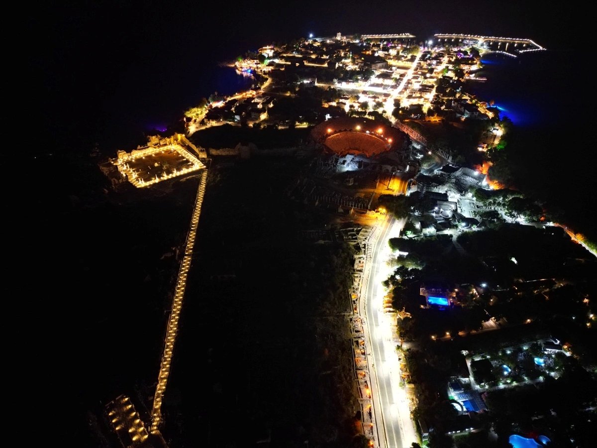 Antalya'nın antik mirası gece ışıklarıyla farklı bir ruh kazanıyor