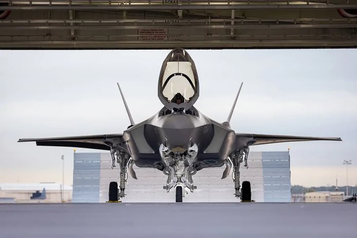 Polonya için üç yeni F-35A Husarz uçağı üretim hattından çıktı