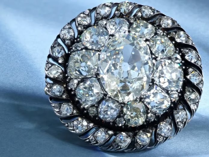 Napolyon’un kaybettiği elmas broş müzayedede rekor fiyata satıldı