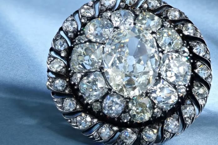 Napolyon’un kaybettiği elmas broş müzayedede rekor fiyata satıldı
