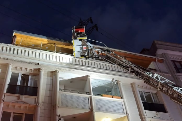 5 katlı binada yangın paniği! Canlarını zor kurtardılar