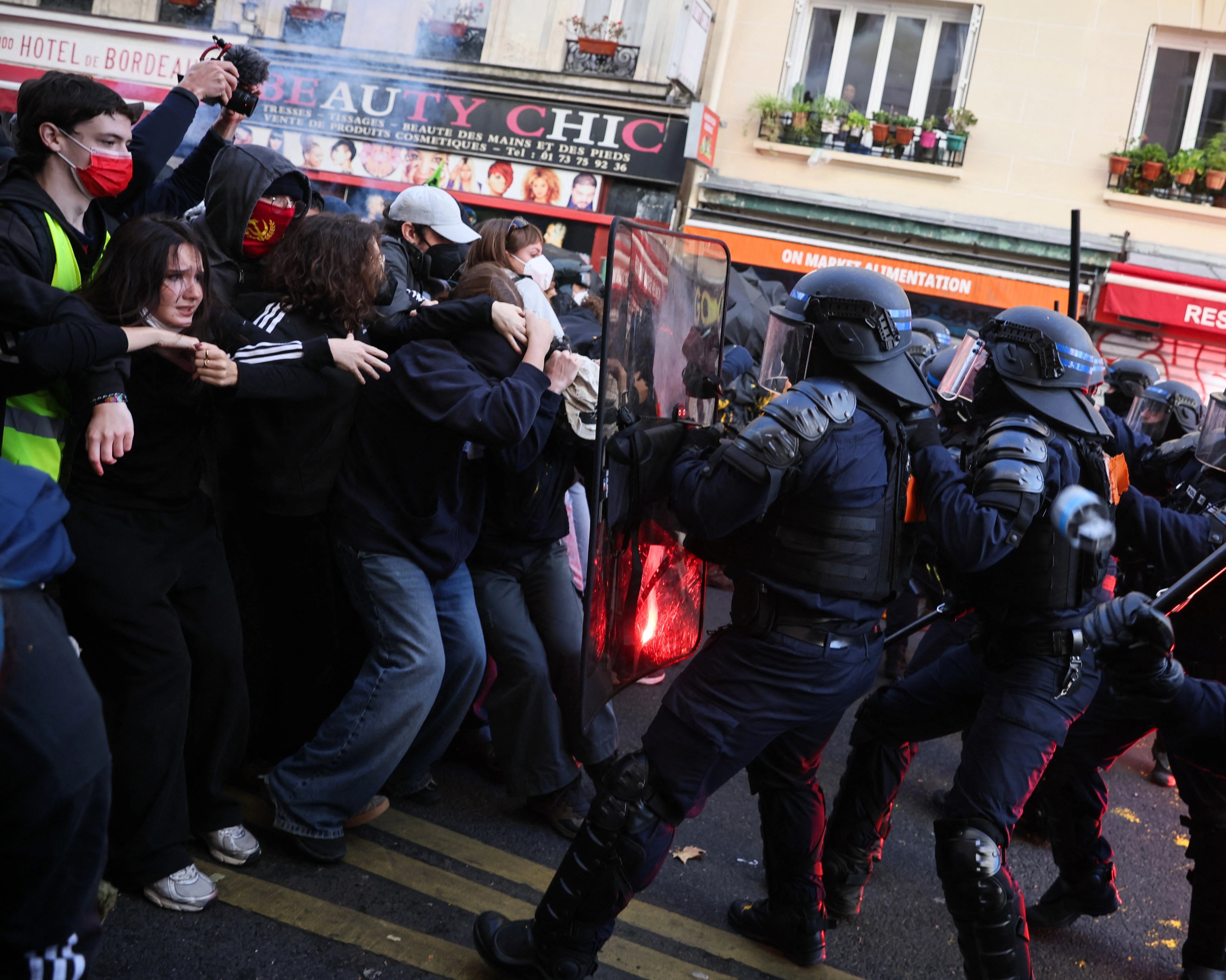 Police clash with protesters in Paris - AFP