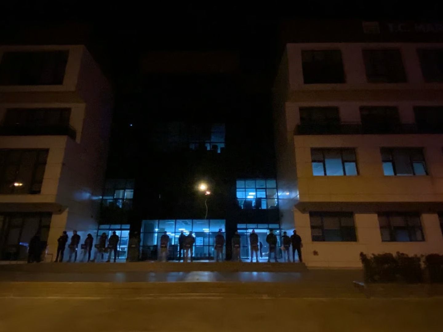 Marmaris Belediyesi’ne gece yarısı baskını! Evlerinden alınıp binaya götürüldüler